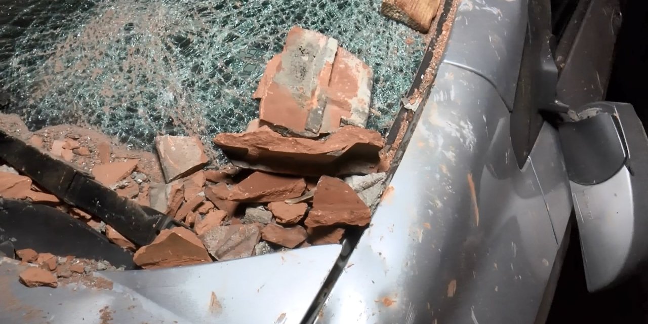 Bahçelievler'de Çatıdan Kopan Beton Parçaları Araçların Üzerine Düştü!