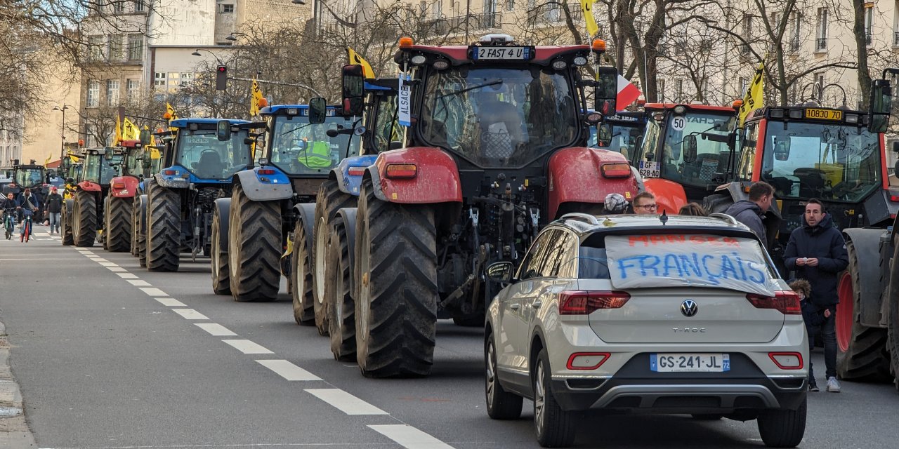 Fransa'da Çiftçiler, Traktörleriyle Paris'e Ulaşım Yollarında Trafik Engelledi