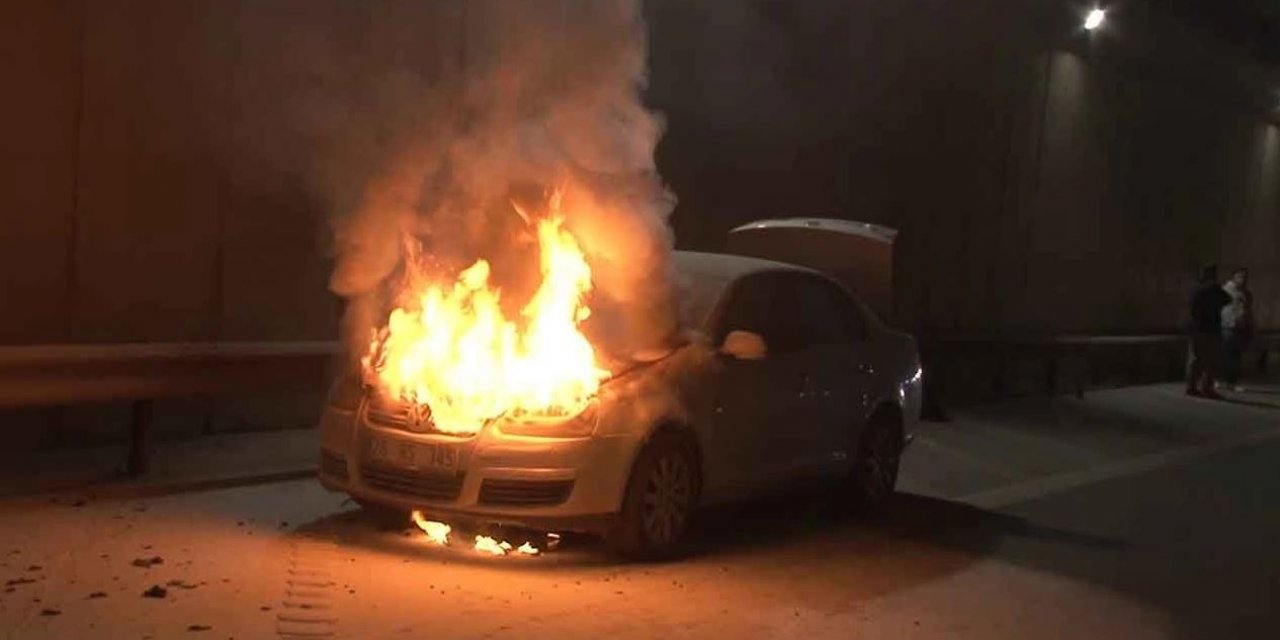 Kadıköy'de Seyir Halindeki Otomobil Alev Alev Yandı