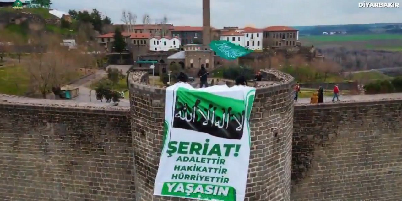 Cumhuriyete, Laikliğe Meydan Okuyorlar: Diyarbakır'da 'Yaşasın Şeriat' Pankartları Asıldı!