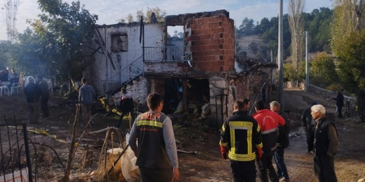 Manisa'da Yangın Çıkan Evde Bir Kadının Cansız Bedenine Ulaşıldı