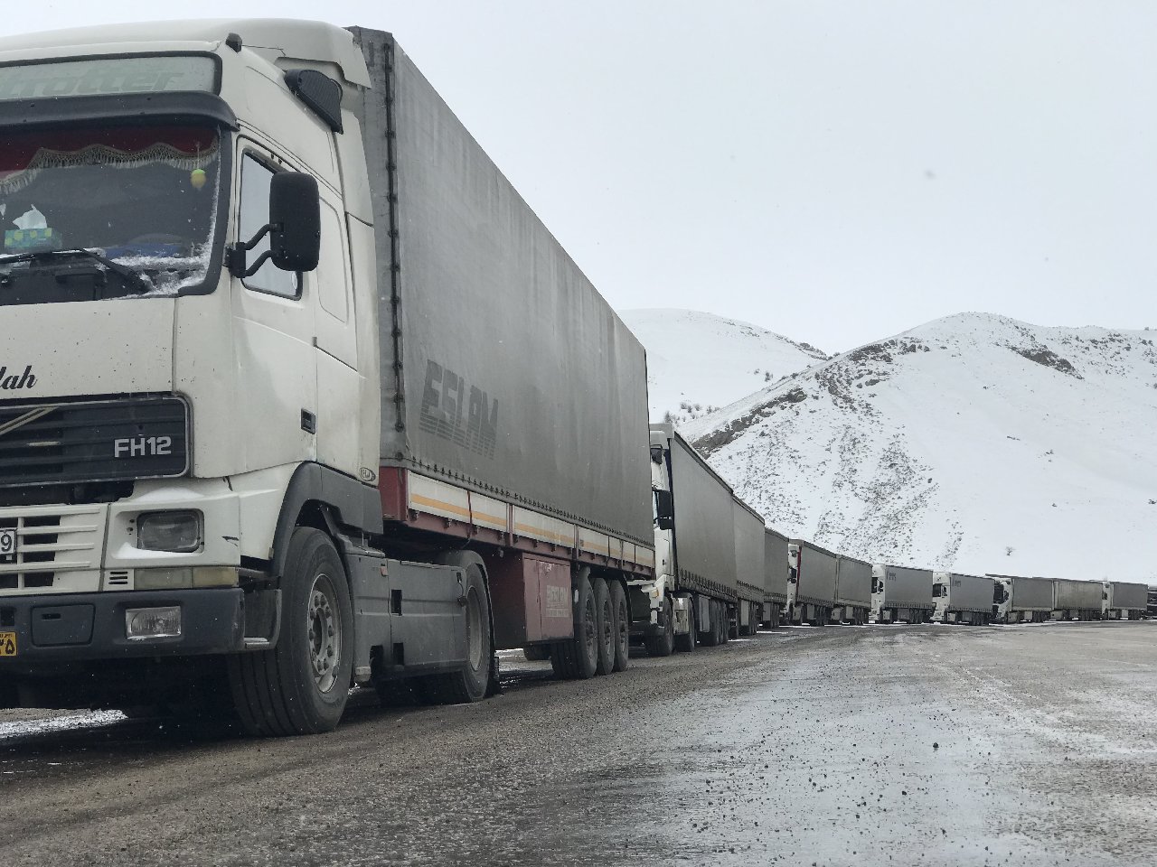 Türkiye-İran Sınırında TIR Kuyruğu 15 Kilometreye Ulaştı