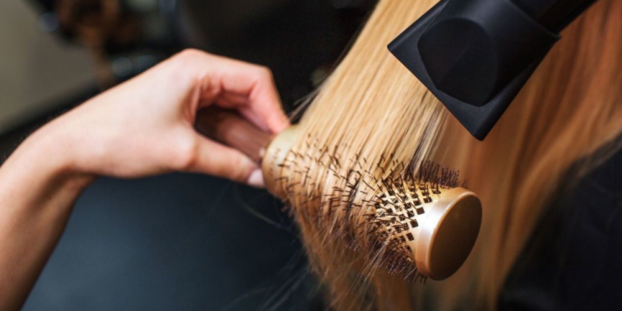Saçları saç kurutma makinesiyle kurutmak zararlı mıdır? Artıları, eksileri ve risklerin nasıl en aza indirileceği: