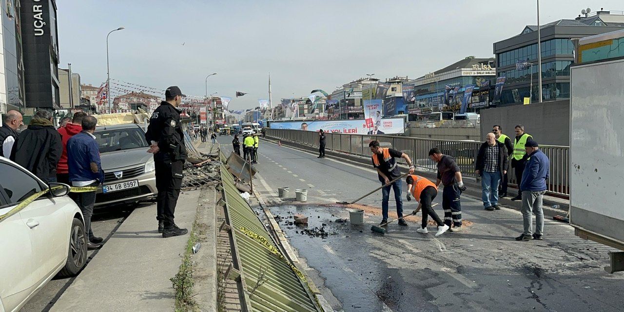 Çekmeköy'de Otomobil Durağa Daldı; 4 Yaralı