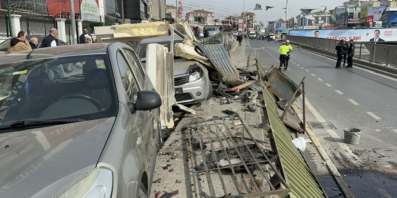 Çekmeköy'de Korkunç Anlar! Otomobil Durağa Daldı