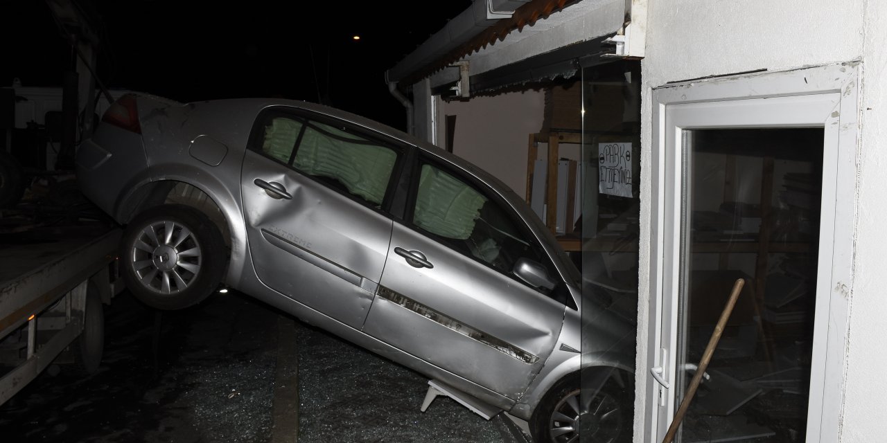 Sarıyer'de Kaza: Freni Tutmayınca Mobilya Atölyesine Girdi!