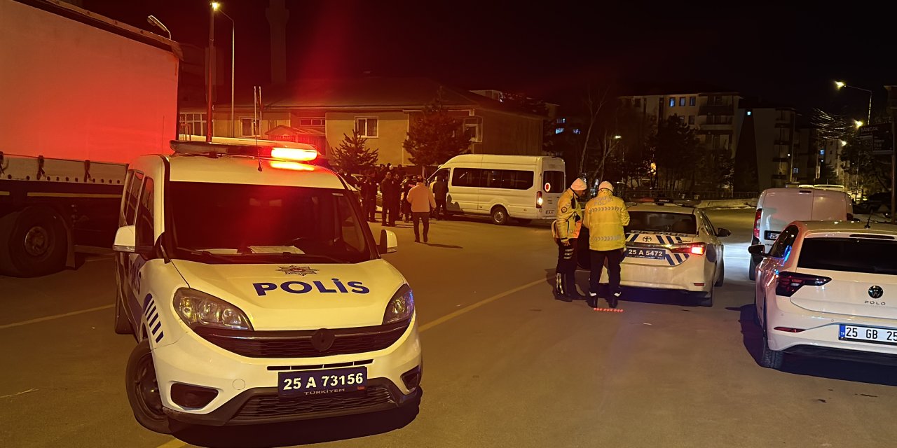 Erzurum'da 4 Araç Birbirine Girdi: Ölü ve Yaralılar Var!
