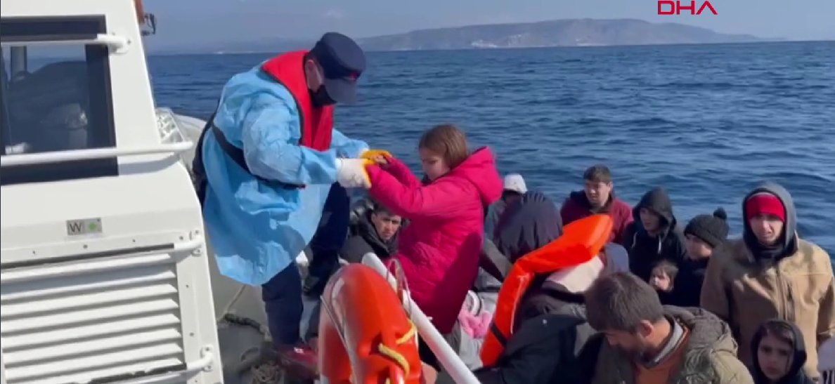 Lastik Botta Ölüm Yolculuğu! Yunanistan'ın Geri İttiği Botta 17'si Çocuk 40 Göçmen Kurtarıldı