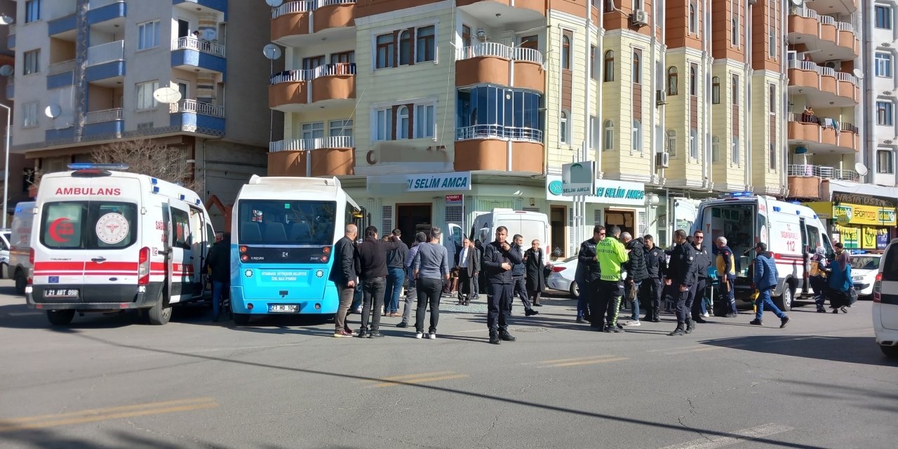 Diyarbakır'da Kaza: 2 Minibüs Kafa Kafaya Çarpıştı