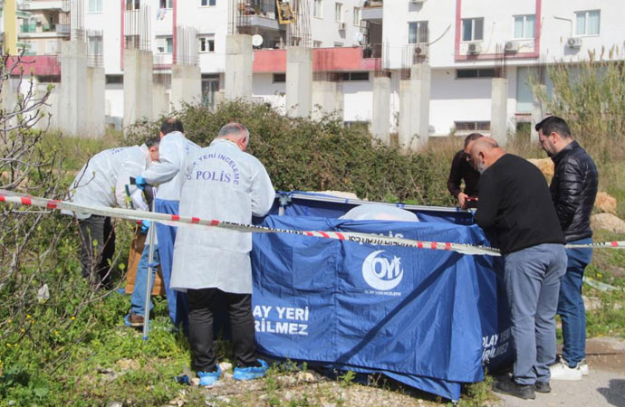 Antalya’da yol kenarında battaniyeye sarılı ceset bulundu