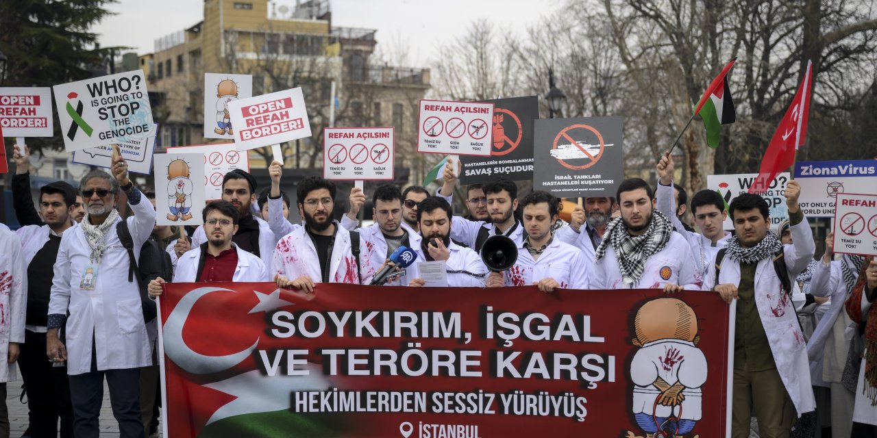 İstanbul'da Doktorlar, Gazze'ye Saldırılara Sessiz Yürüyüşle Tepki Gösterdi