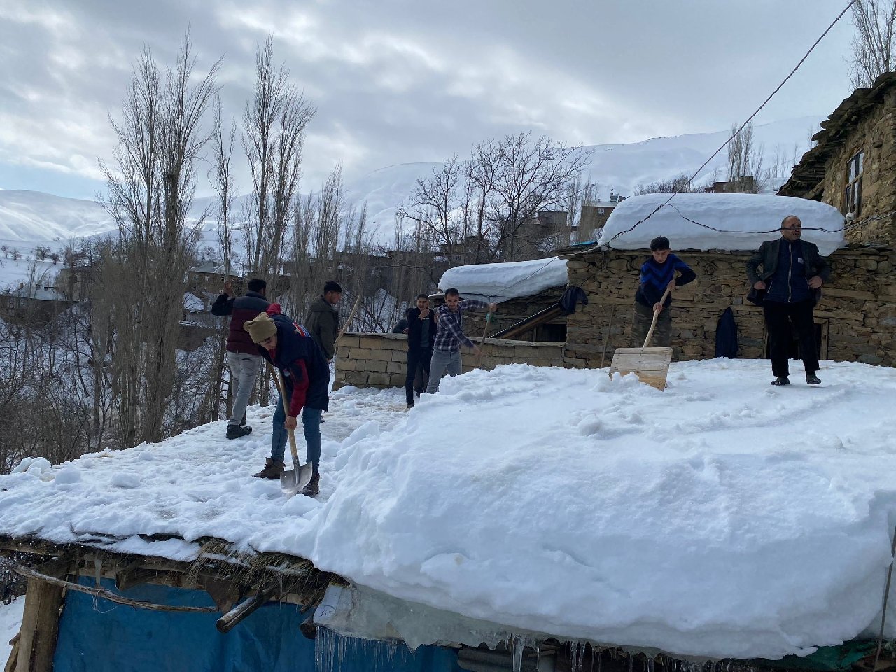 Damlardaki karı imece usulü temizliyorlar