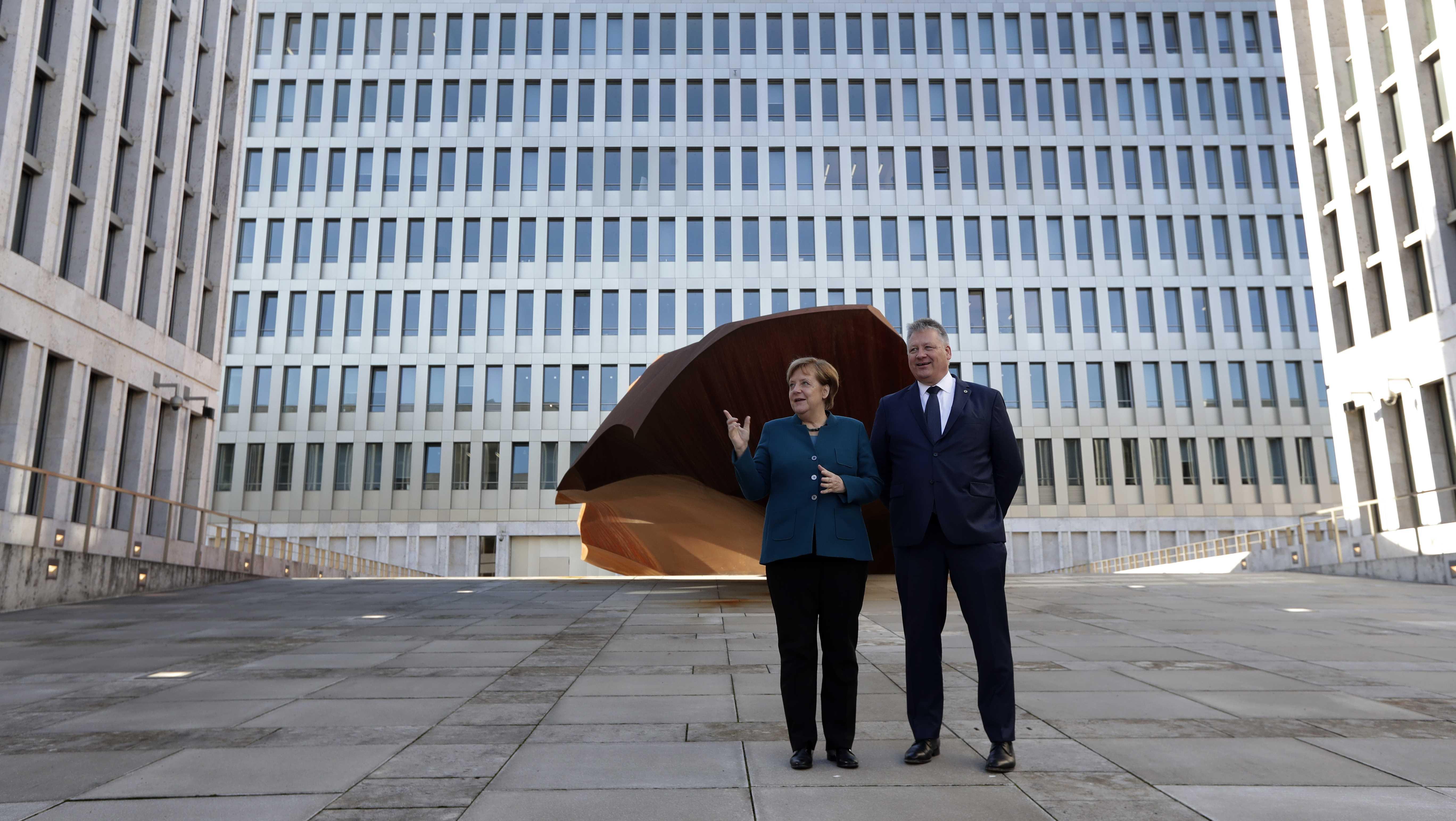 Almanya'da tartışmalı merkez binası açıldı