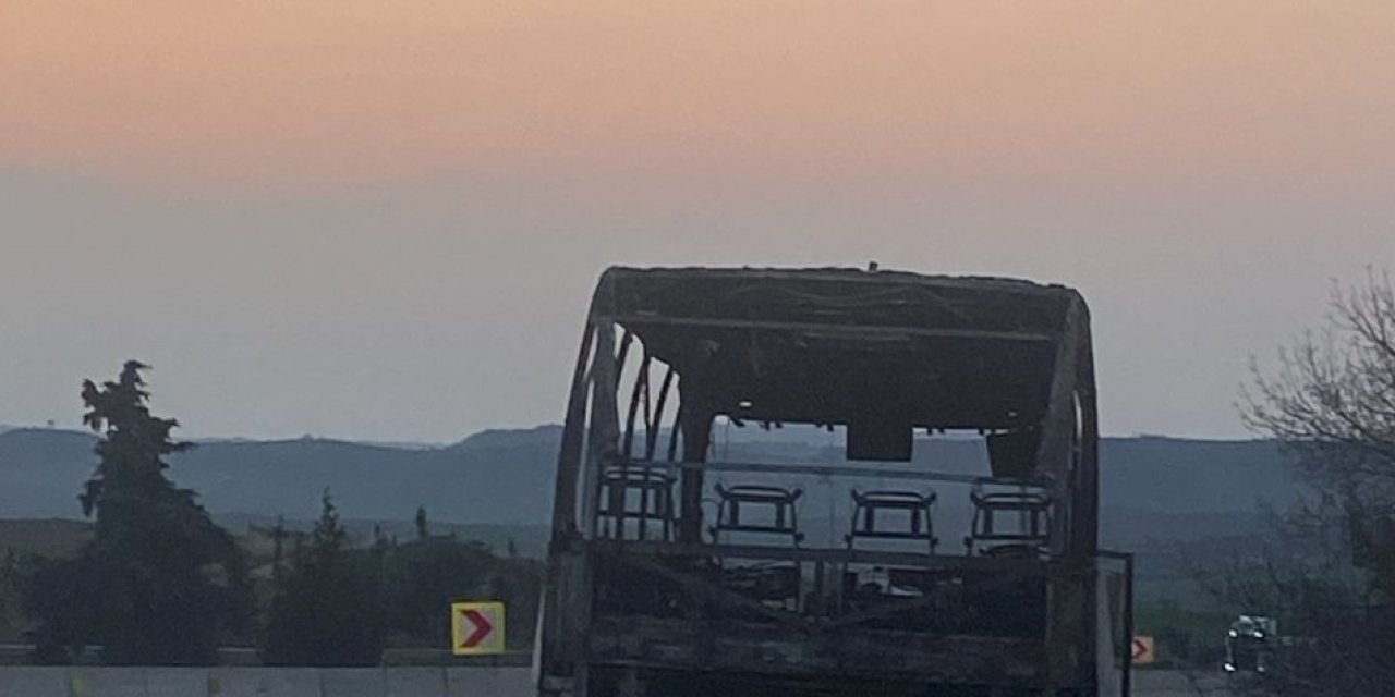Adana'da Alevler Göğü Sardı: İçinde Yolcular Varken Otobüs Alev Aldı!