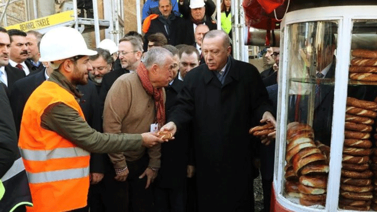 Erdoğan Taksim Meydanı'nda elleriyle dağıttı