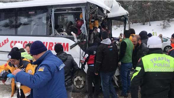 Kars'ta yolcu midibüsü ile TIR çarpıştı: 20 yaralı