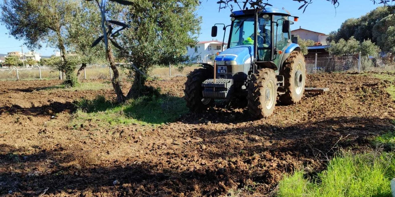 İzmir Büyükşehir, Çiftçilere Arazilerini Üretime Kazandırdı