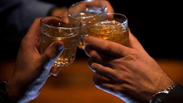 Hindistan'da sahte içkiden 100 kişi yaşamını yitirdi