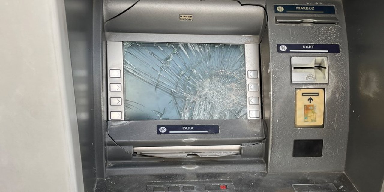 Gözleri Dönen Saldırganlar Banka ATM'lerini Parçalamış!