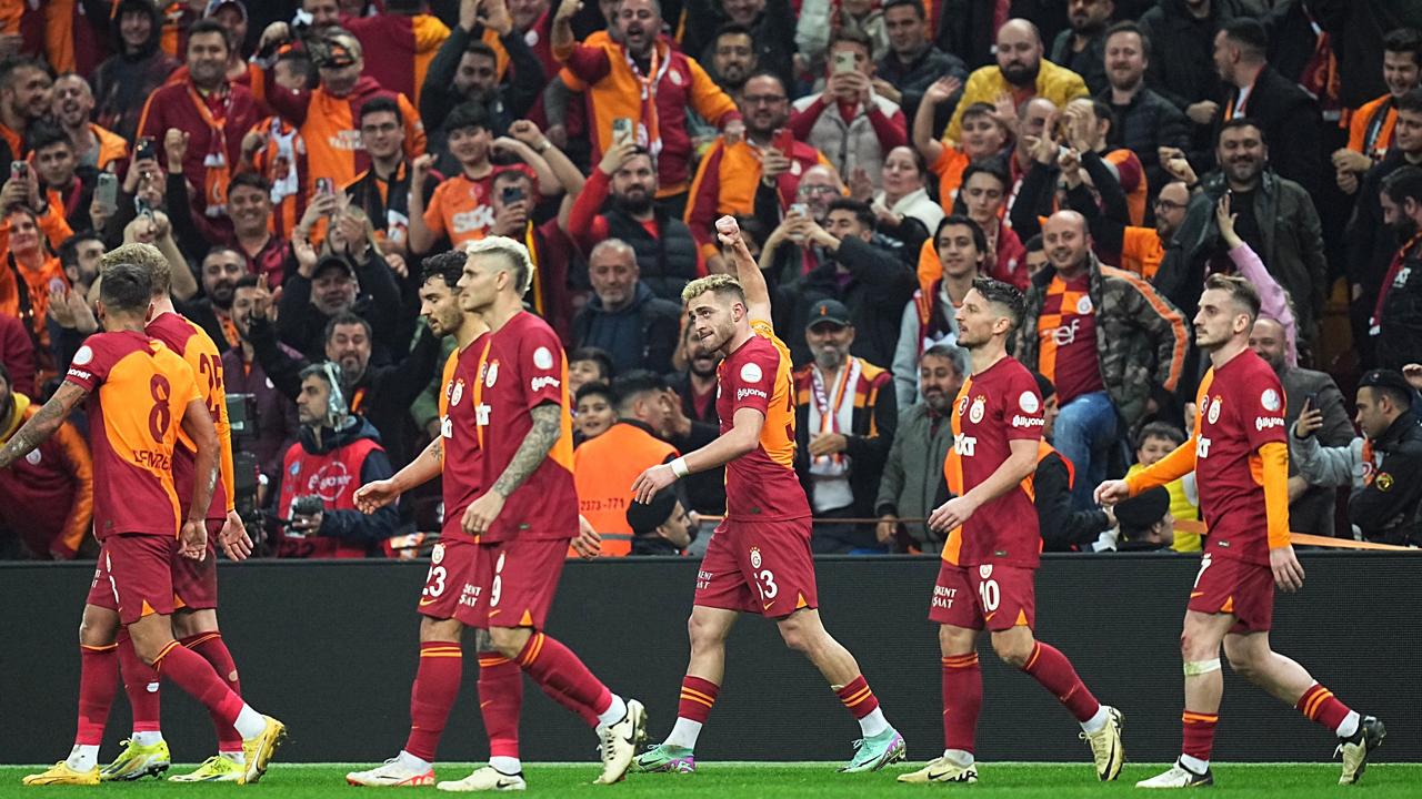 Galatasaray'a Yıldız Futbolcudan Kötü Haber!