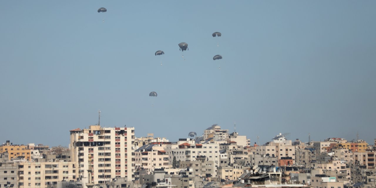 Havadan Yardımların Paraşütü Açılmadı, Kutular Filistinlilerin Üzerine Düştü: Ölü ve Yaralılar Var
