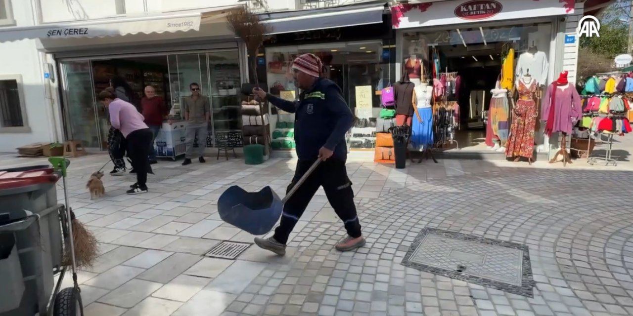 Bodrum'daki Temizlik Personeli İşini Müziğin Ritmine Kapılarak Yapıyor