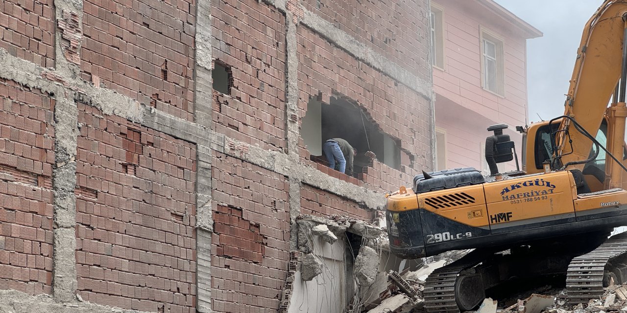 Ağır Hasarlı Binanın Yıkımı Sırasında Bitişikteki Cami Zarar Gördü