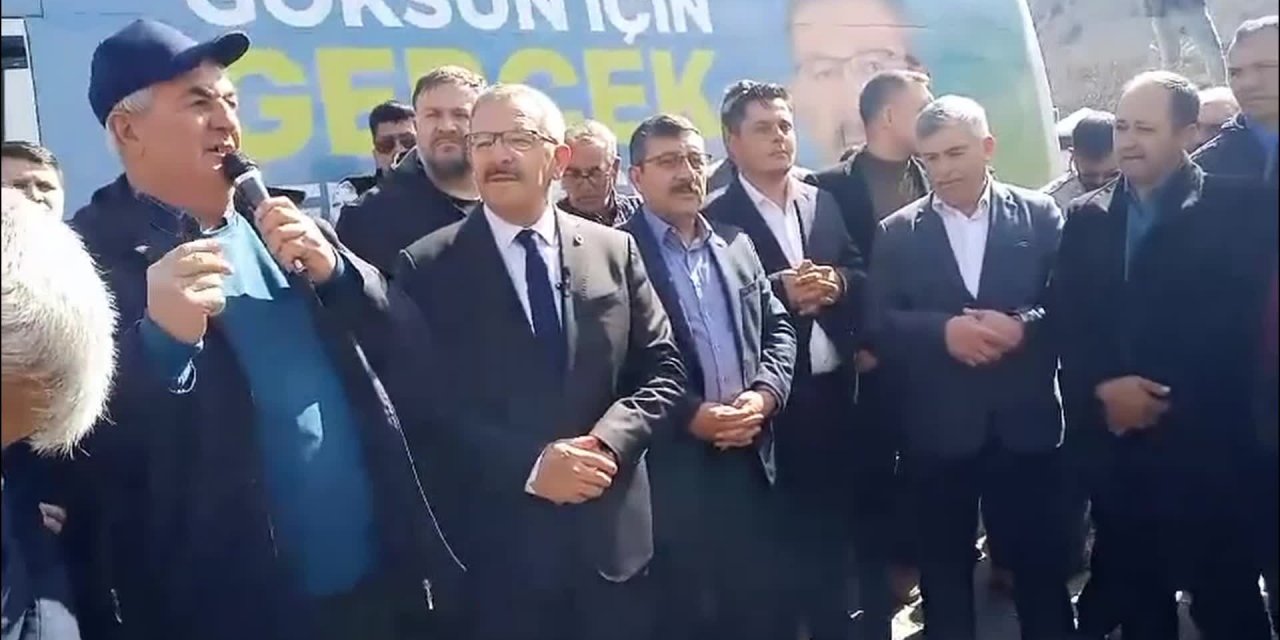 AKP'li Başkan'dan Tepki Çeken Hareket: Meydanda Hizmet Alamadığını Söyleyen Yurttaşa Sinirlendi, Mikrofonu Elinden Böyle Aldı