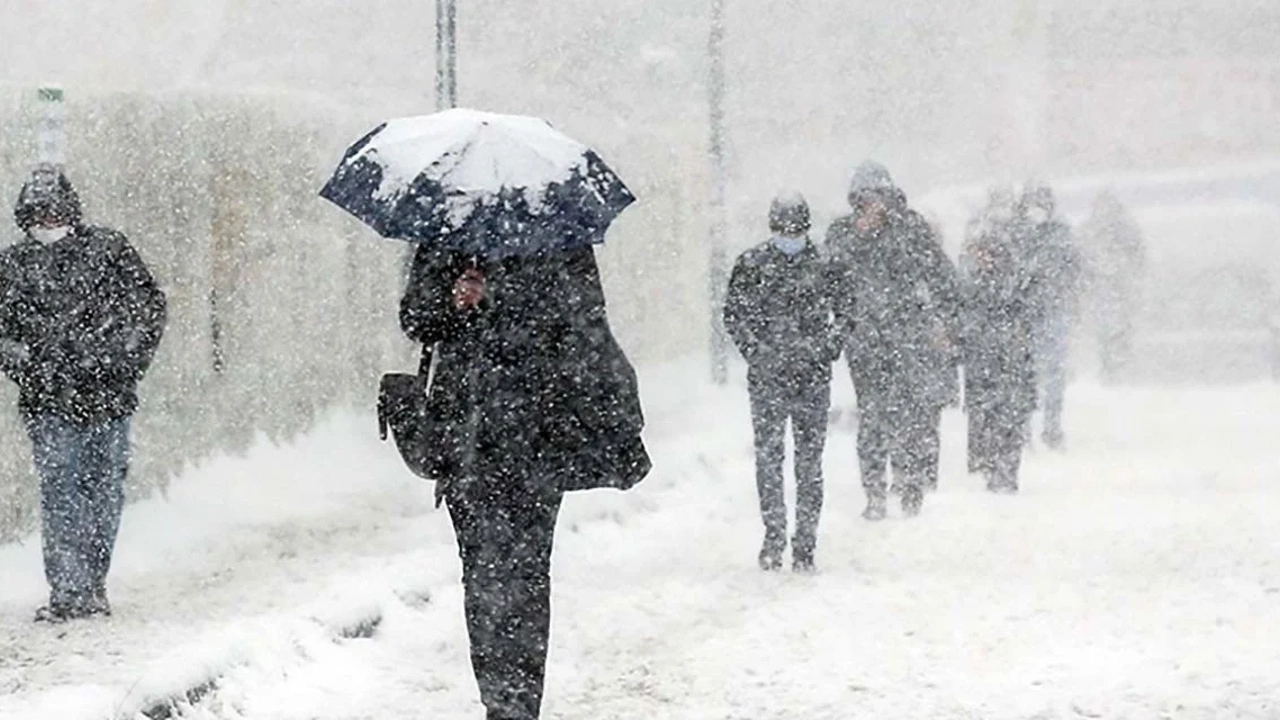 Van'da Kar Kalınlığı 35 Santimetreye Ulaştı: 152 Yerleşim Yolu Kapandı