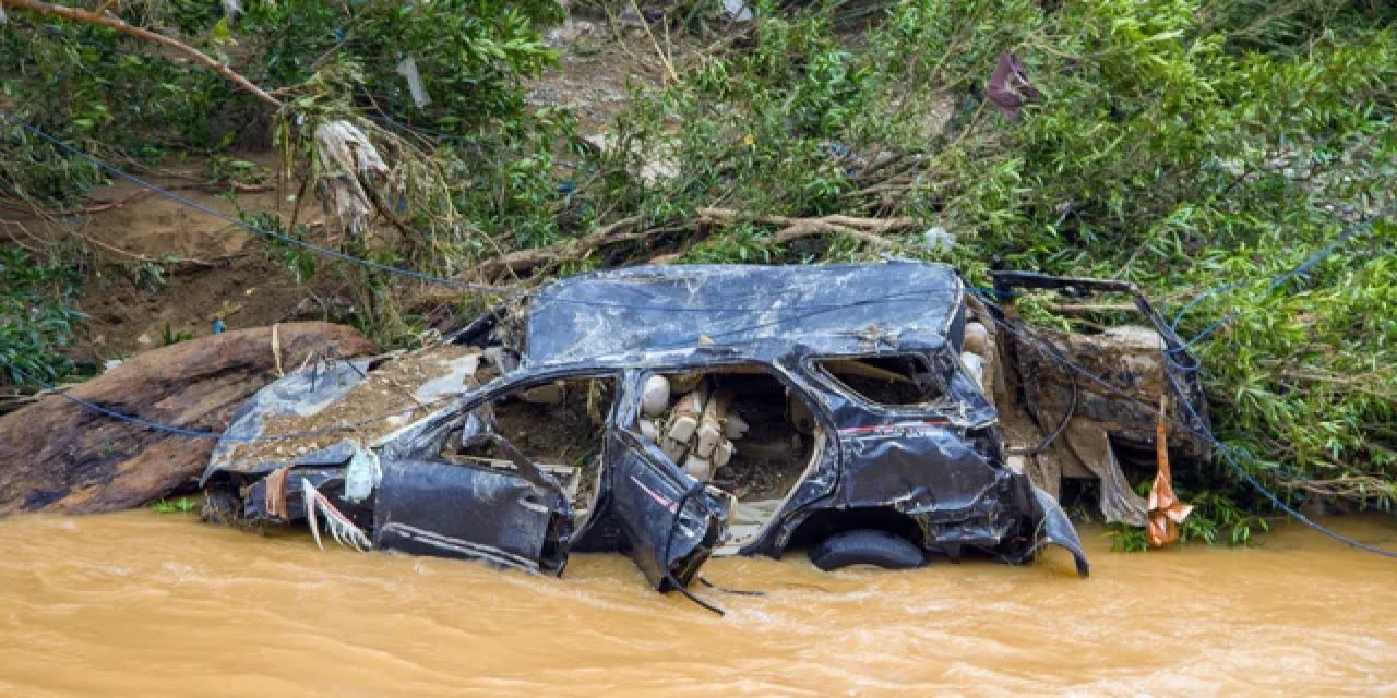 Endonezya’da Sel ve Toprak Kayması 21 Can Aldı: 46 Bin Kişi Yerinden Oldu