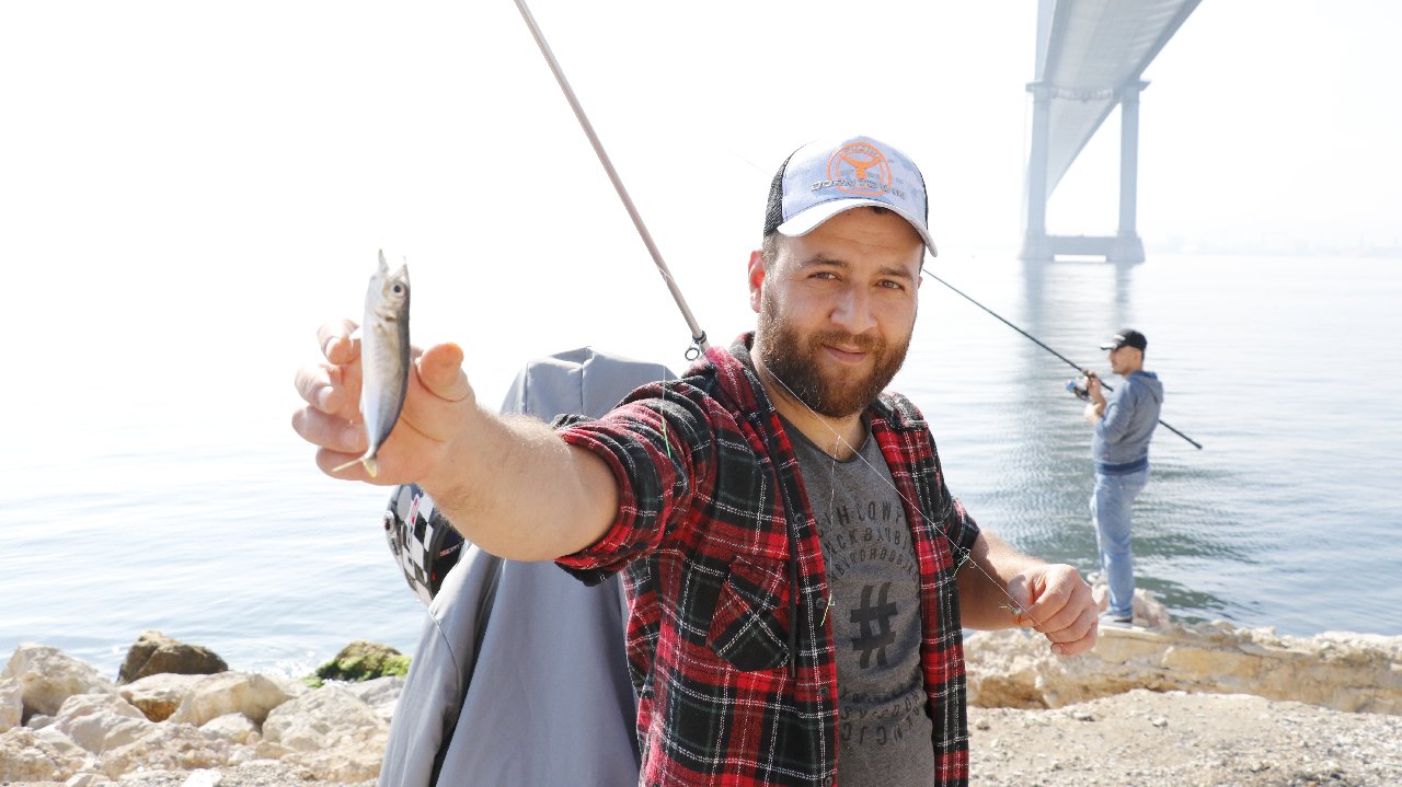 Osmangazi Köprüsü'nün Altı Olta Balıkçılarının Uğrak Yeri Oldu