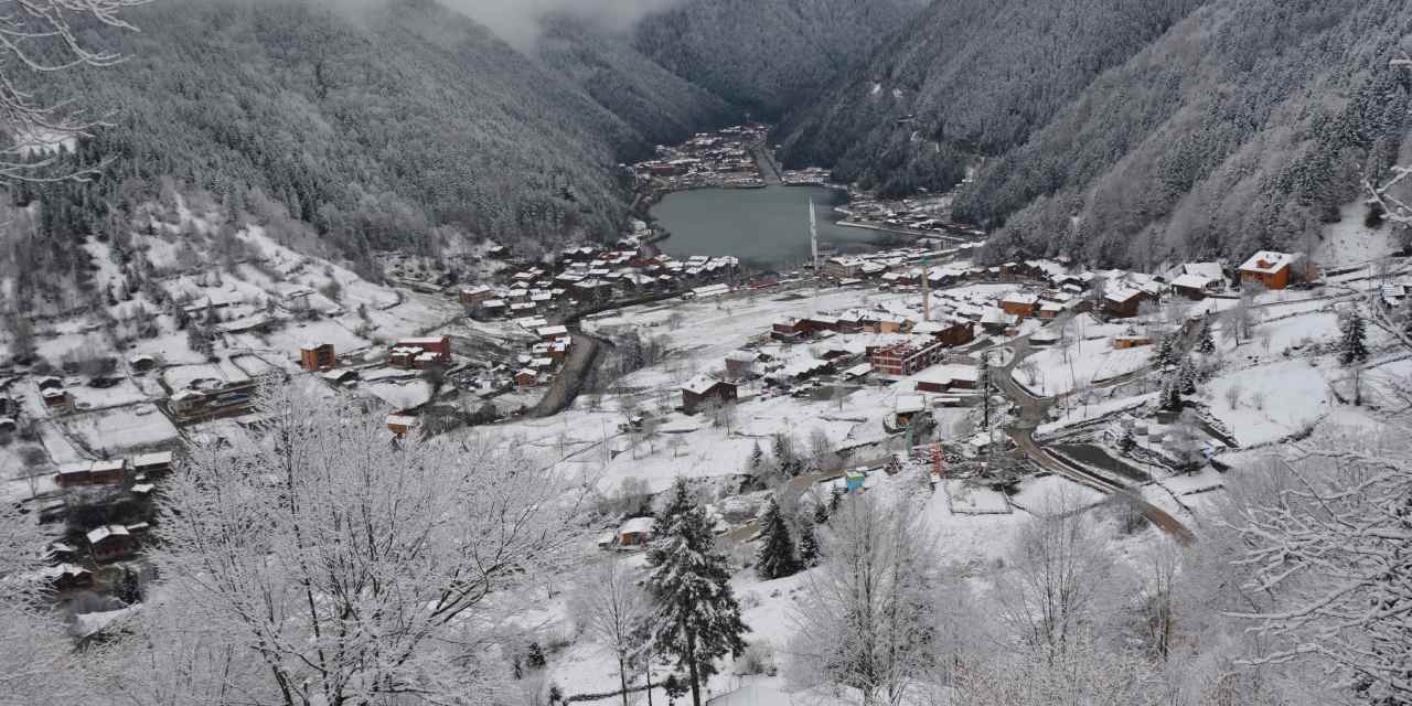 Trabzon'da sıcaklık düştü, kar yağdı