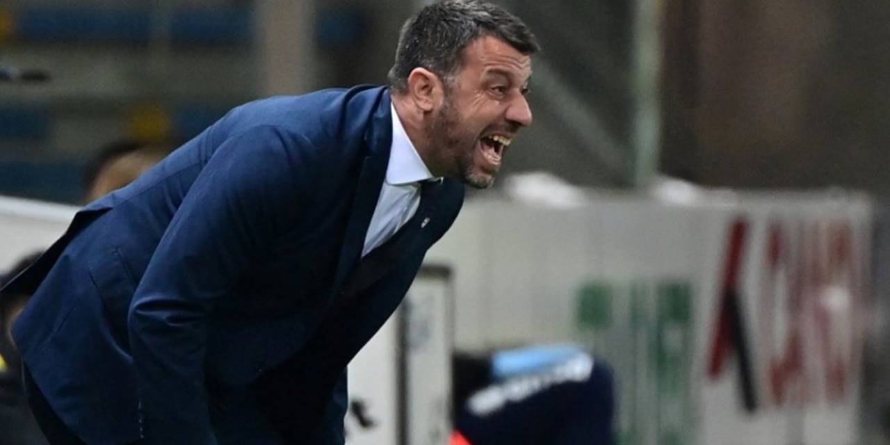 Rakip futbolcuya kafa atan Lecce Teknik Direktörü'nün görevine son verildi