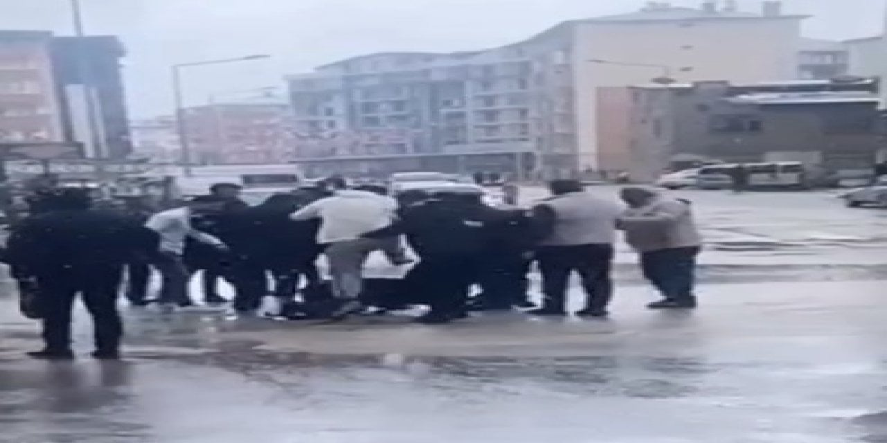 Sokak Ortasında Karısını Bıçakladı Polisler Mahallelinin Elinden Zor Aldı!