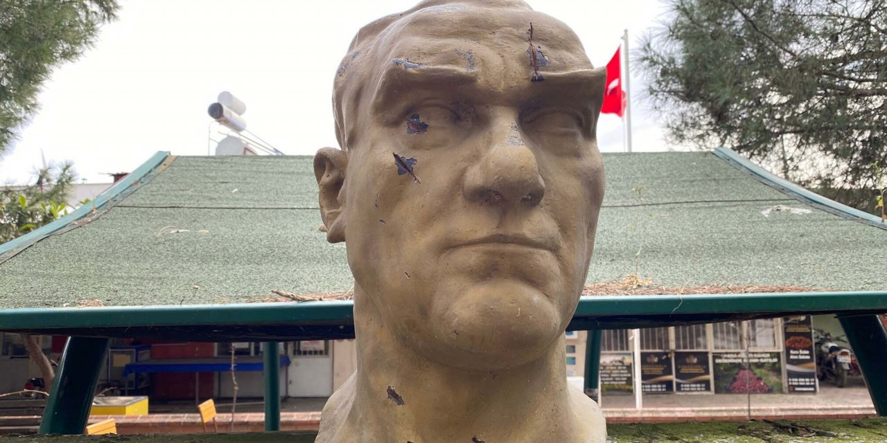 Atatürk Büstüne Baltalı Saldırı!