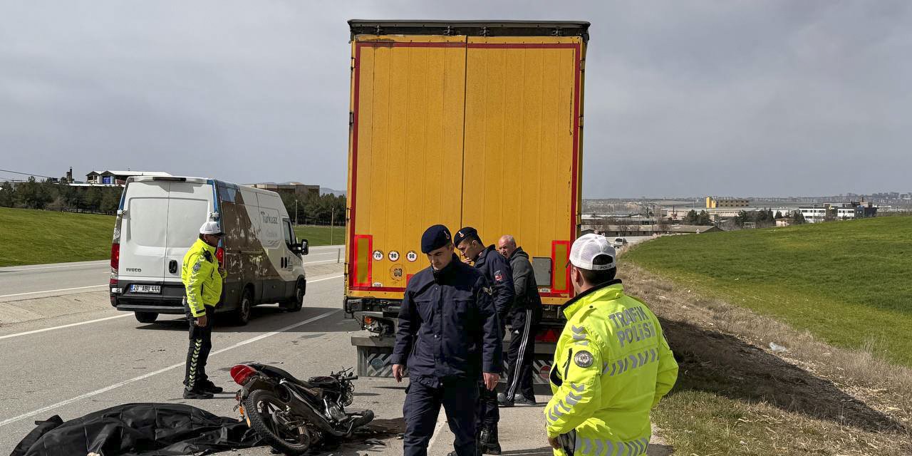 Uşak'ta Feci Kaza: Tır Dorsesine Çarpan Motosikletin Sürücüsü Öldü