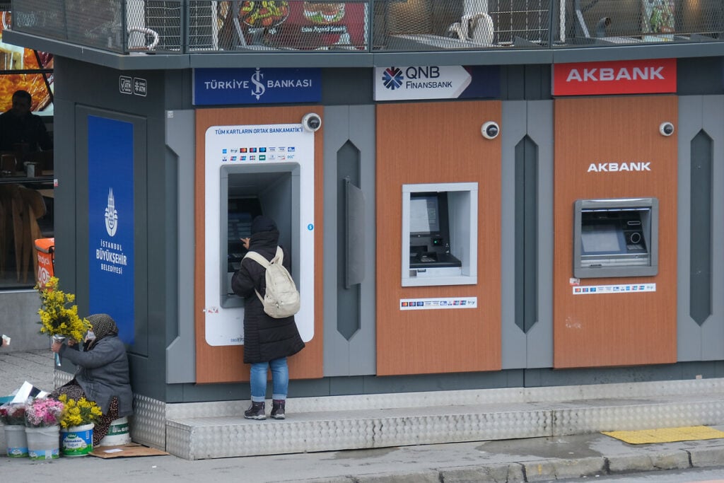 Seçim Öncesi Piyasalarda Tansiyon Yükseldi: Kredi Kartlarında Taksit Uygulaması Kısıtlandı