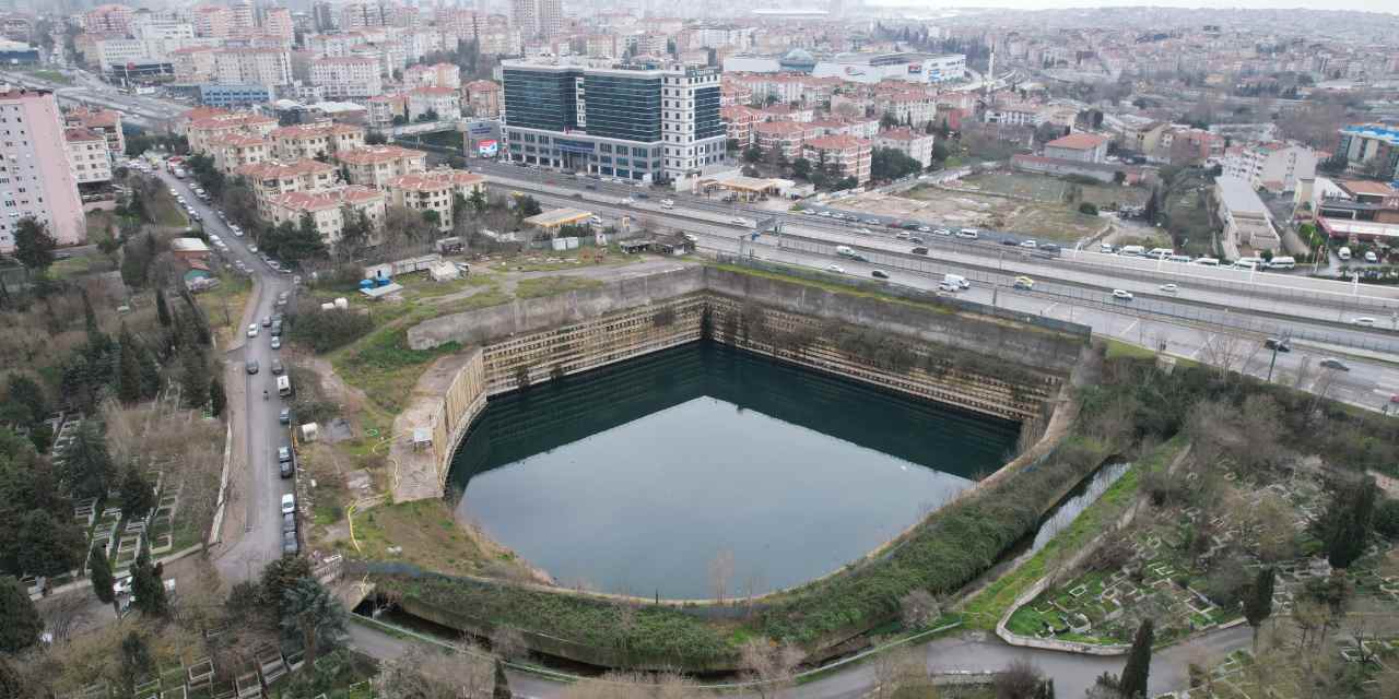 Kadıköy'ün Artık Bir Gölü Var! Üstelik Google Maps Bile 'Göl' Olarak Gösteriyor. Hastanenin Tam Karşısı