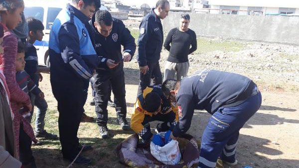 Yeni doğan bebeği çuvala koyup, boş araziye bıraktılar