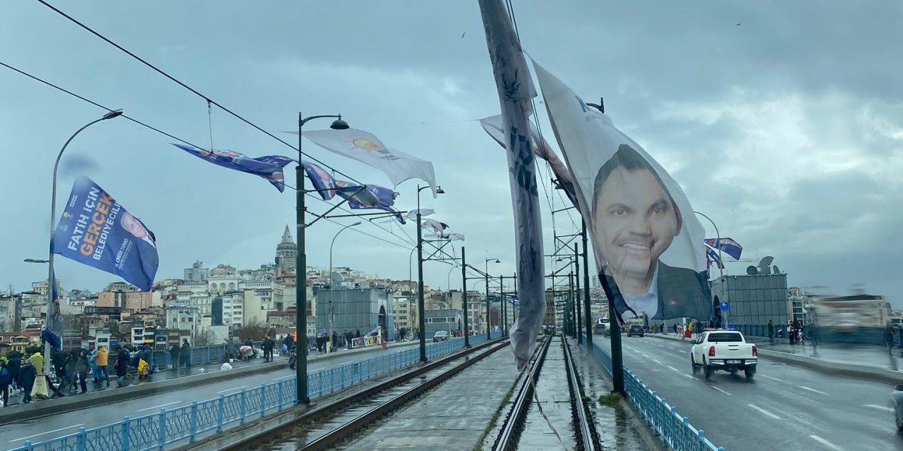 Murat Kurum'un Seçim Afişleri Dolandı, Tramvay Seferleri Aksadı