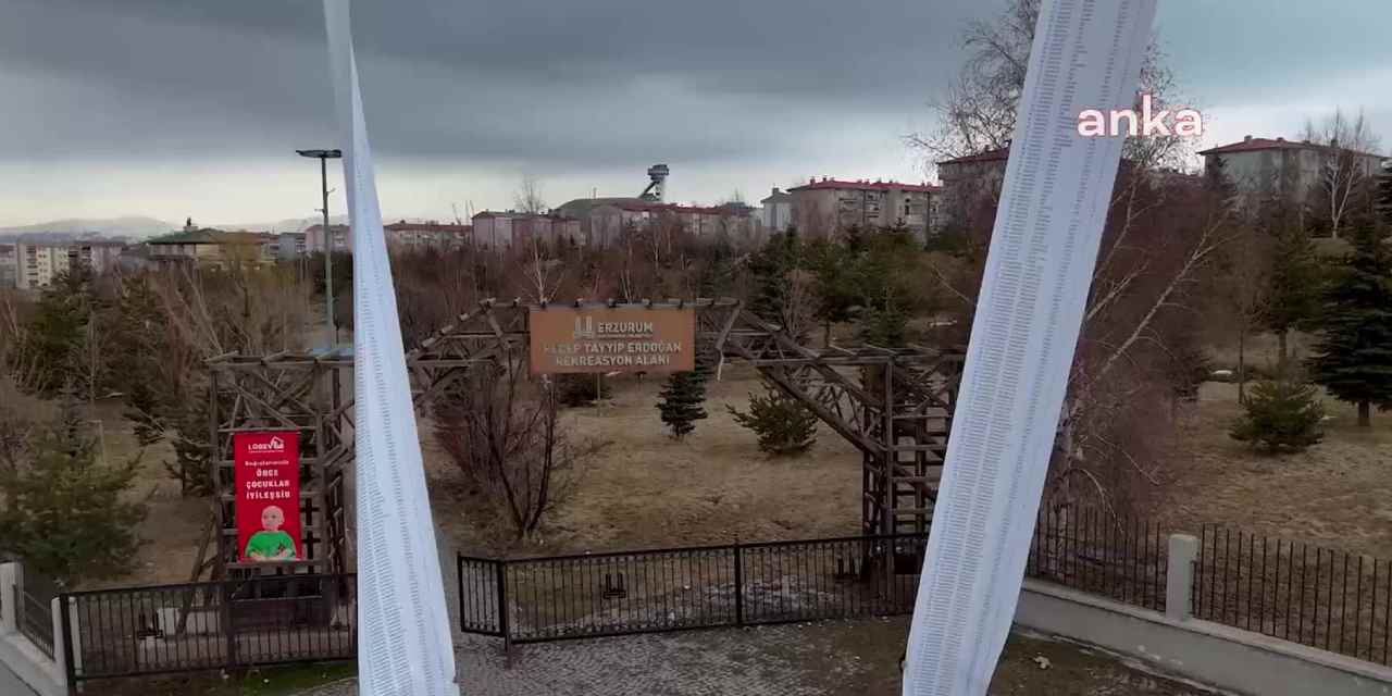 İYİ Parti'nin Erzurum adayı, AKP’li belediyenin sattığı arazi ve gayrimenkul metrelerce uzunluğundaki listesini parka astırdı