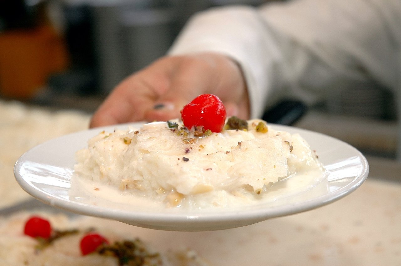 Ramazanın geleneksel tatlısı güllacı böyle yapan klasik tarifinden vazgeçiyor! Tarif restoran ustasından