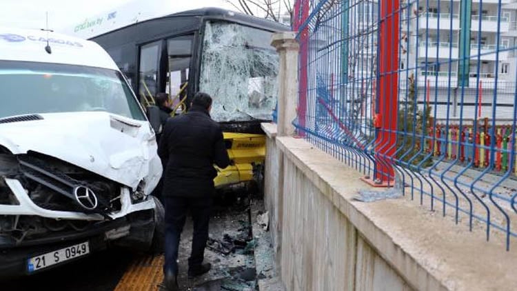 Diyarbakır'da belediye otobüsü ile servis minibüsü çarpıştı: 13 yaralı