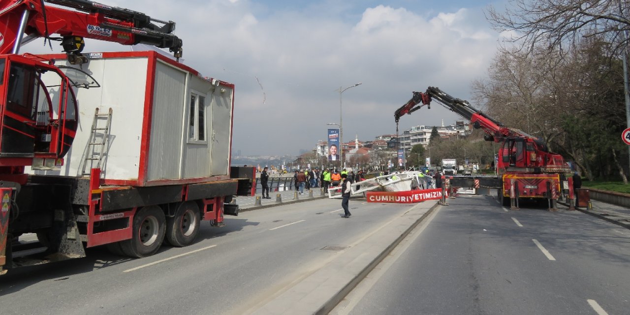 Üsküdar'da Vinç Demir Platformu Devirdi, Sahil Yolu Trafiğe Kapandı!