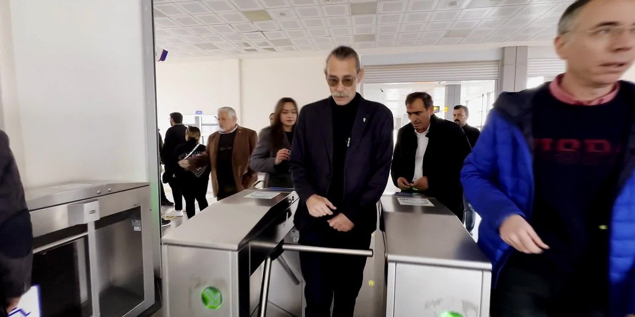 CHP Adayı Erdal Beşikçioğlu Metroda Müzik Yapan Gençlere Eşlik Etti