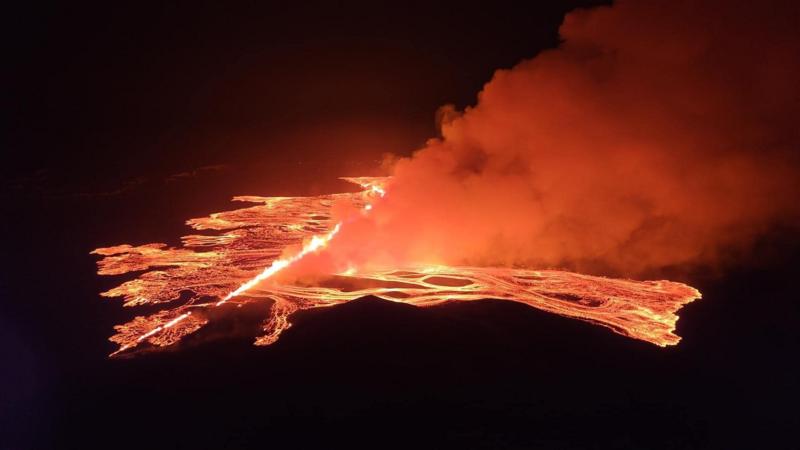 İzlanda'da yanardağ patlaması: Acil durum ilan edildi
