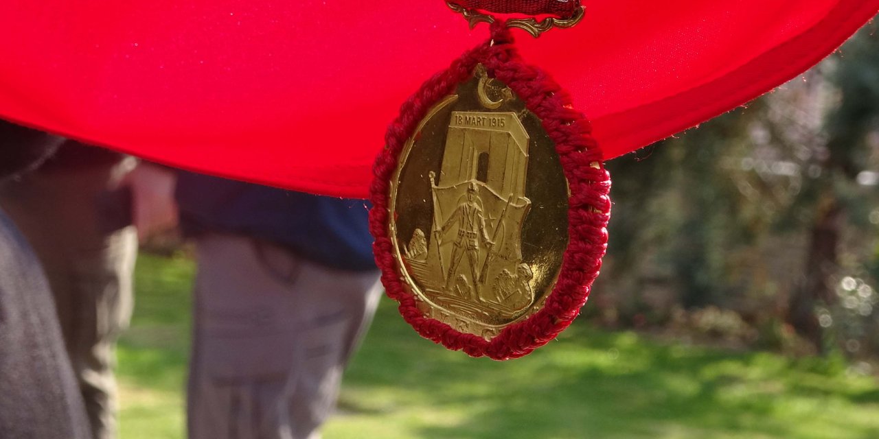 Çanakkale Deniz Zaferi'nin 109. Yıl Dönümü: Altın Madalyalı Bayrak Göndere Çekildi!