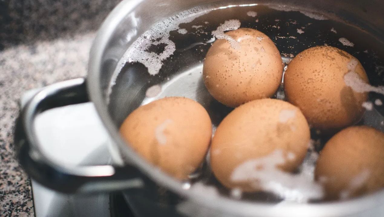 Yumurta Kaynatırken Unutulmaz Bir Hile: Kaynama Suyuna 1 Damla Ekleyin, Sorunu Sonsuza Dek Çözün!