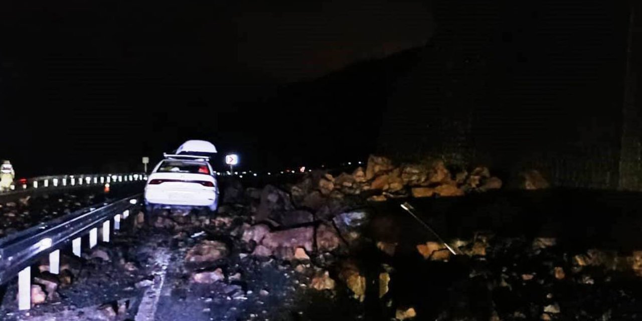 Heyelan Felaketi: Bitlis-Baykan Karayolunda Kaya Parçaları Otomobile Çarptı!