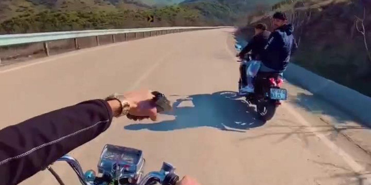 Motosiklette Gidenlerin Canına Kastetti Bir de Sosyal Medyada Paylaştı!